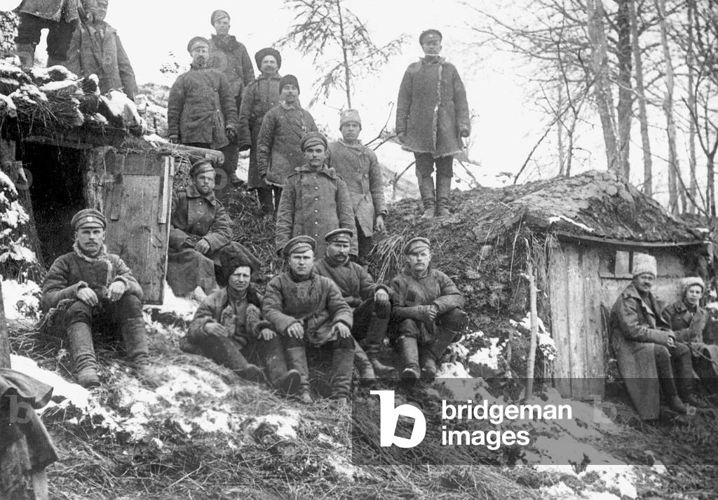 Russian troops behind the front, 1915 (b/w photo)