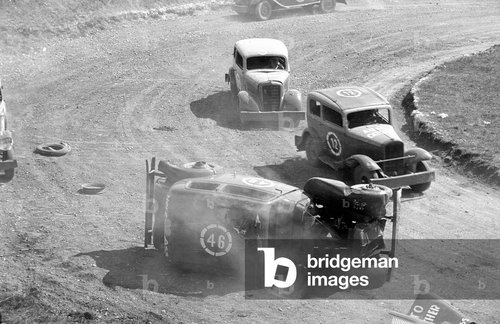 Racing scene from a stock car race on the Amor-Bahn in Munich, 1954 (b/w photo)