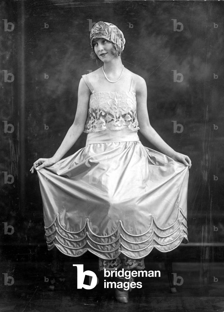 Women's fashion from 1922 (b/w photo)