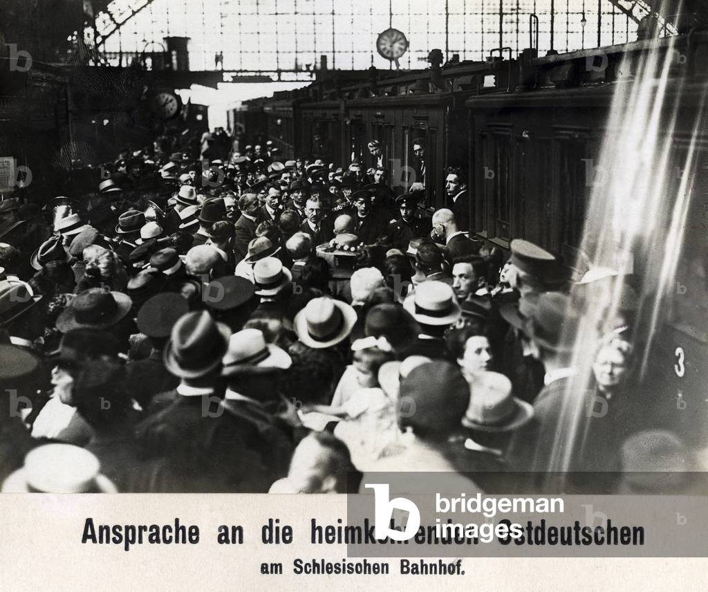 Leave-taking of the returning East Germans at the Silesian Railway Station in Berlin, around 1920