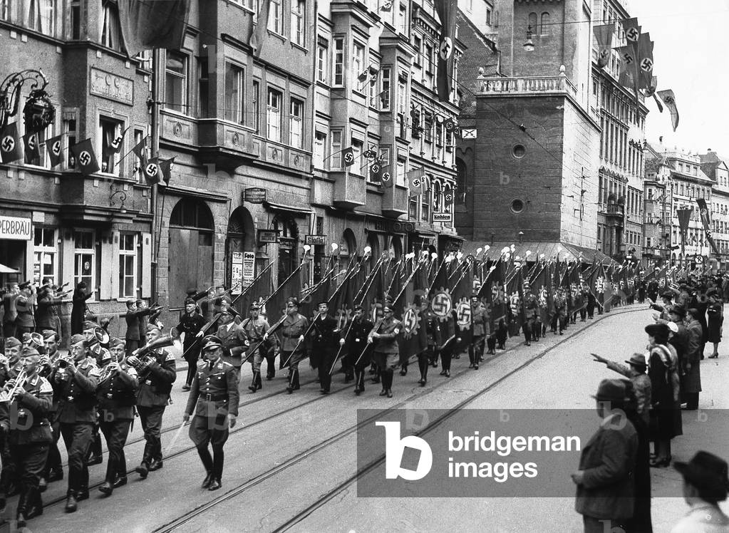 March of the golden flags through Augsburg, 1941 (b/w photo)