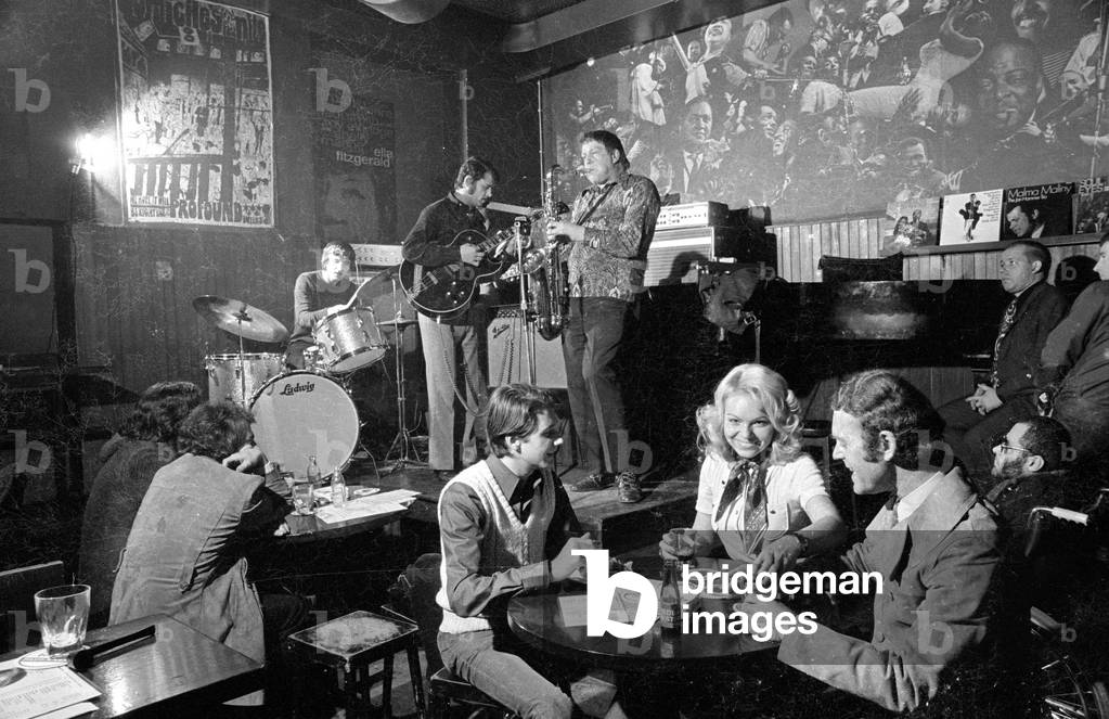 Young people in a pub, 1971 (b/w photo)