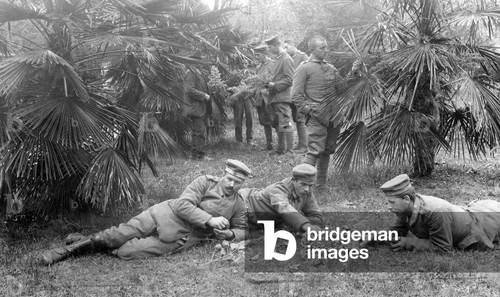 Soldiers in Pordenone, 1917 (b/w photo)