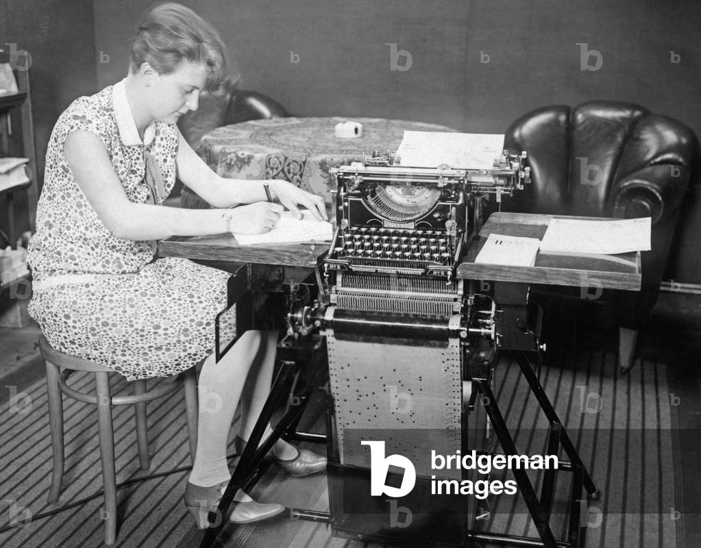 Office worker with self-typing typewriter, 1923 (b/w photo)