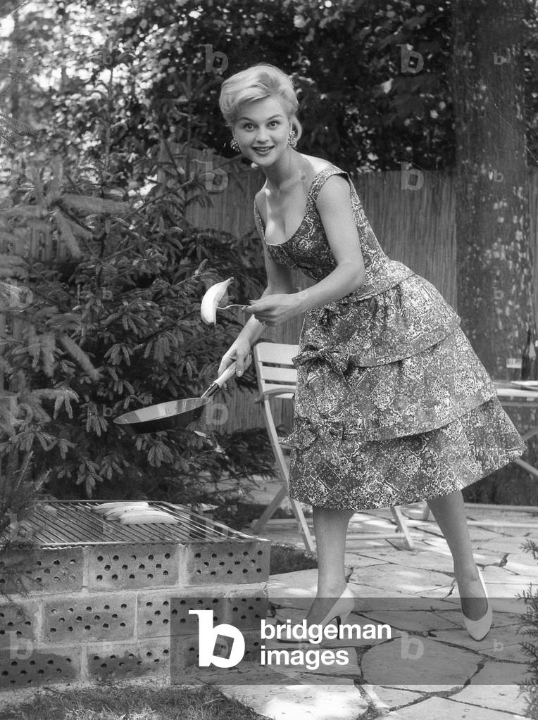 Women's fashion, 1958 (b/w photo)