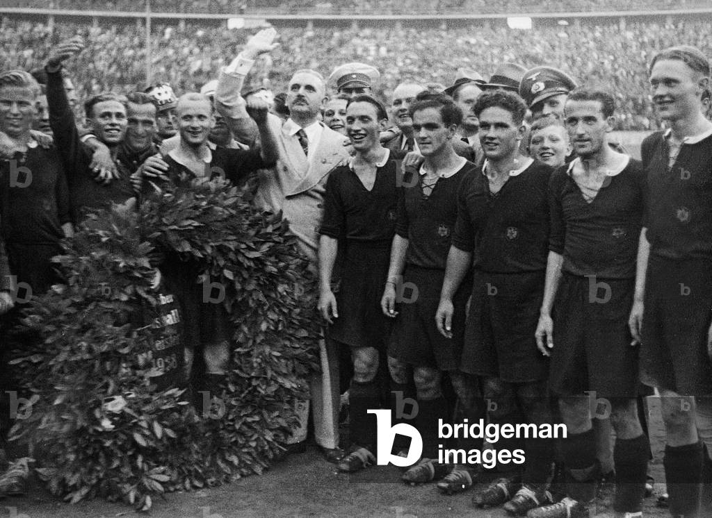 Bernhard Rust with the players of the German football champion Hannover 96, 1938 (b/w photo)
