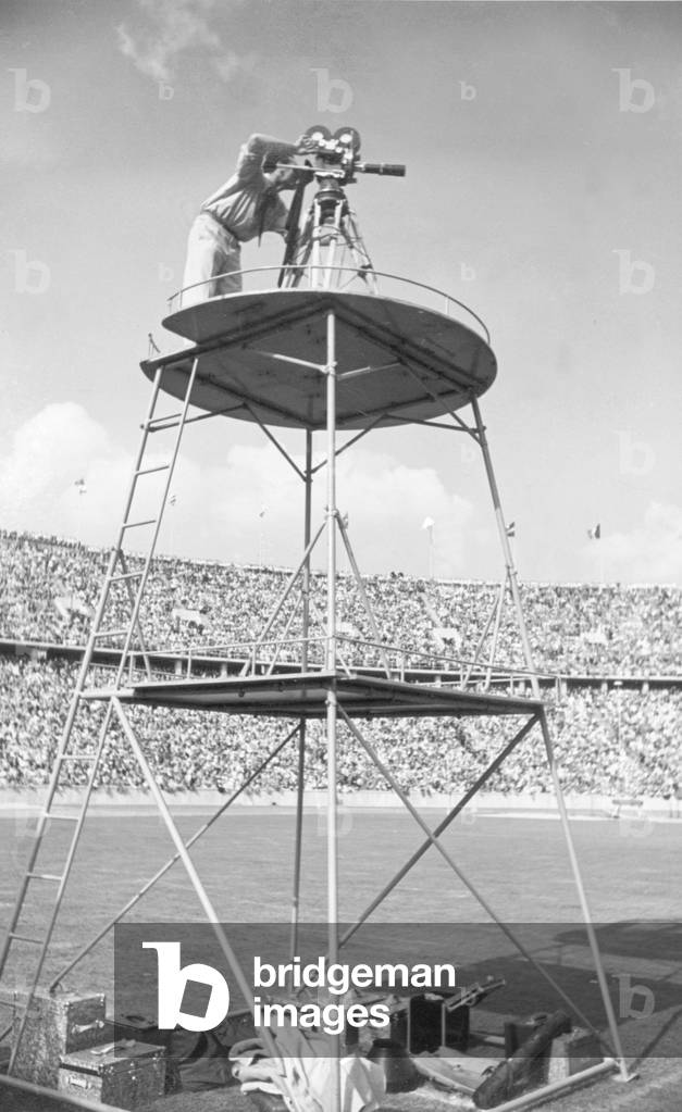 Cameraman during filming of Leni Riefenstahl's 'Olympia', 1936 (b/w photo)