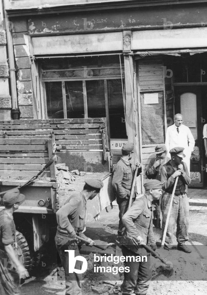 Debris removal in Munich, 1945