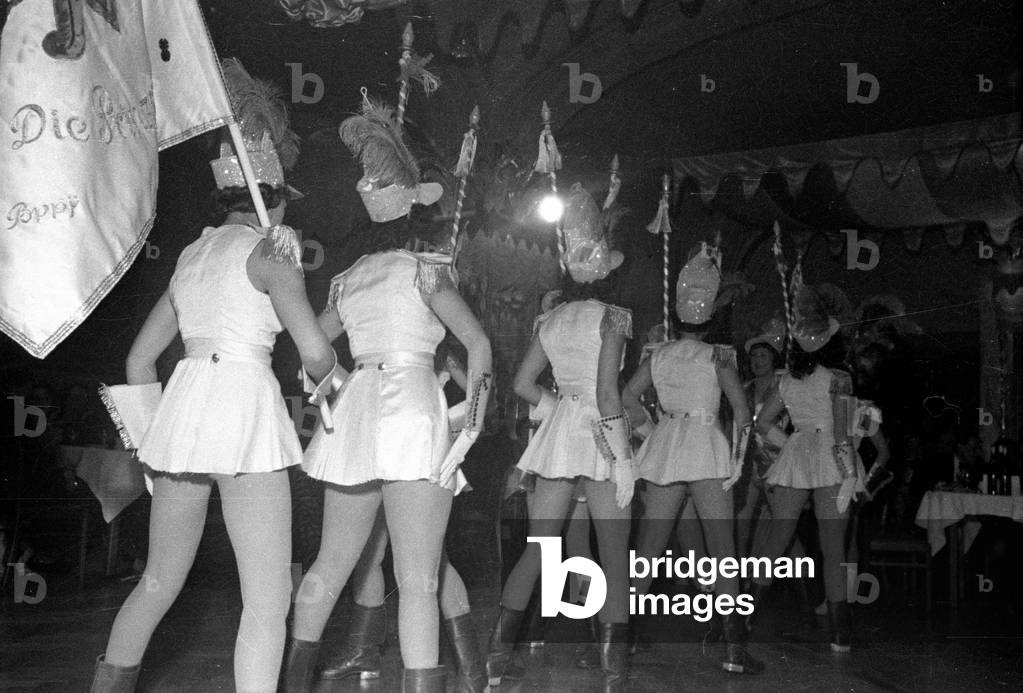 Marching in of the Fasching prince and princess of the Munich Narrhalla, 1952 (b/w photo)