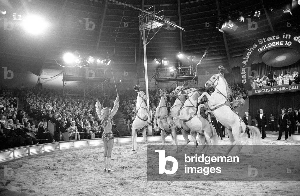 Peggy March in the show Stars in der Manege, 1971 (b/w photo)