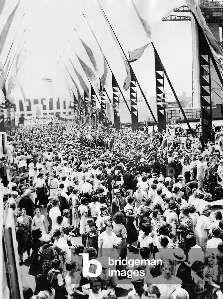 Visitors at the site of the World's Fair in Chicago, 1934 (b/w photo)
