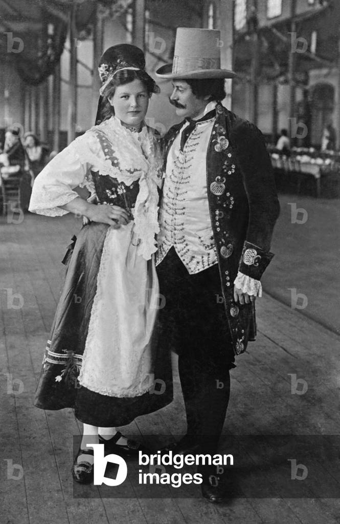 Bridal couple in traditional costume in Dortmund, 1909 (b/w photo)