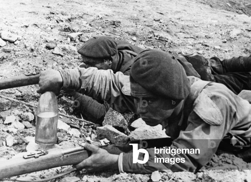Soldiers throwing Molotov cocktails, 1936