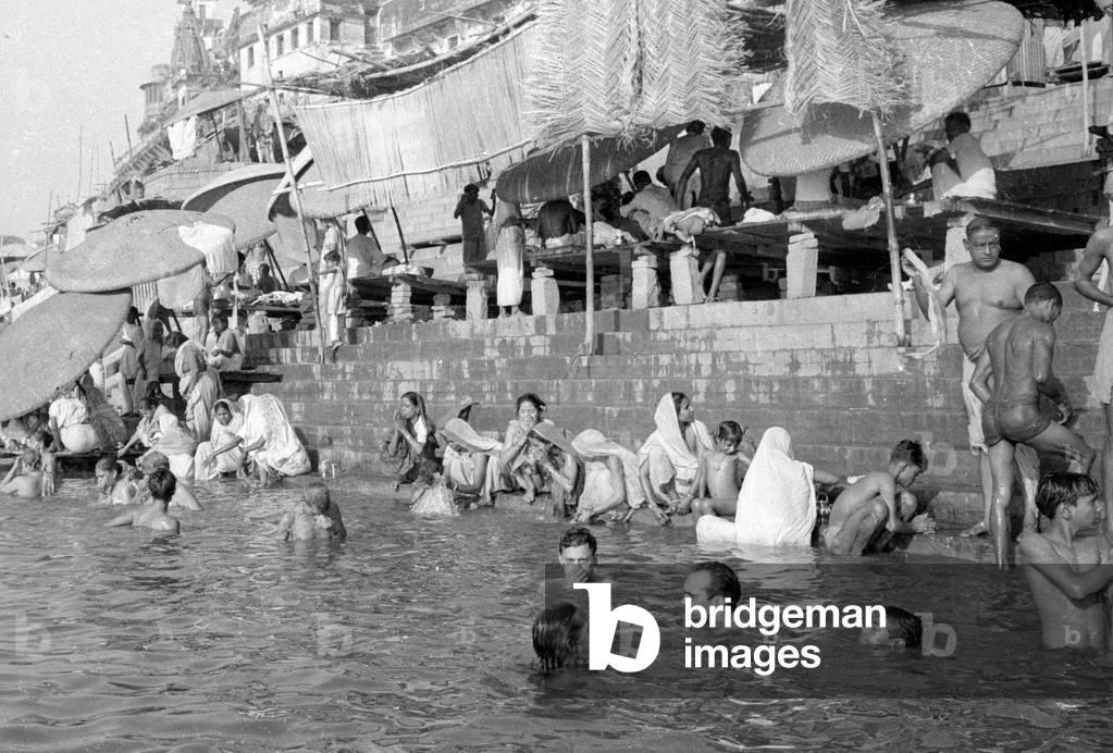 Hindu believers in Benares, 1966 (b/w photo)