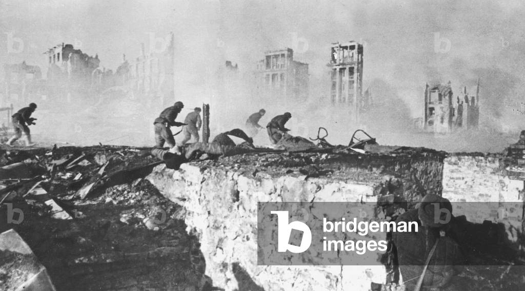 Russian soldiers attack in Stalingrad, 1942/43 (b/w photo)