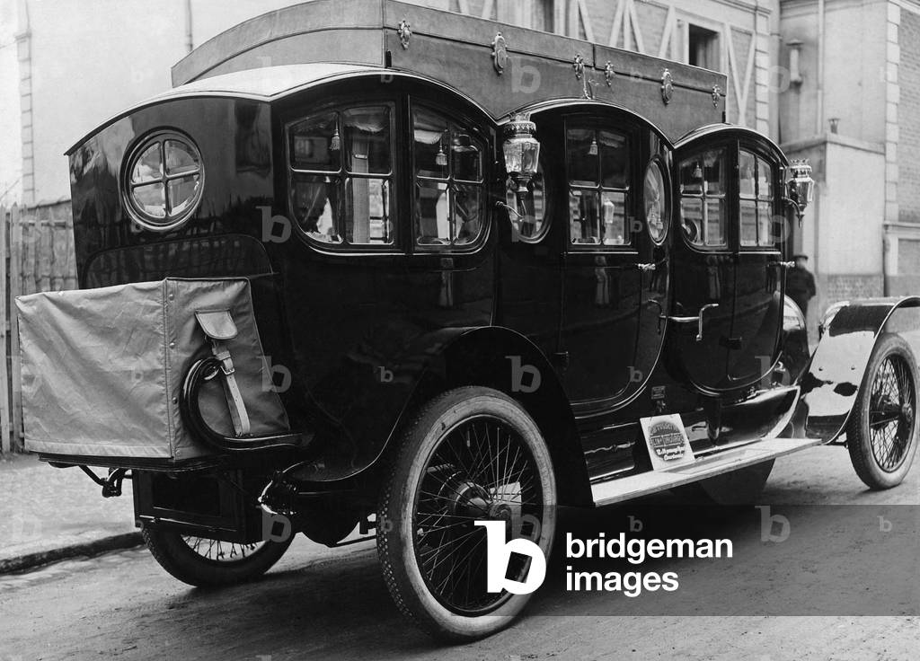 French travelling limousine, 1912 (b/w photo)