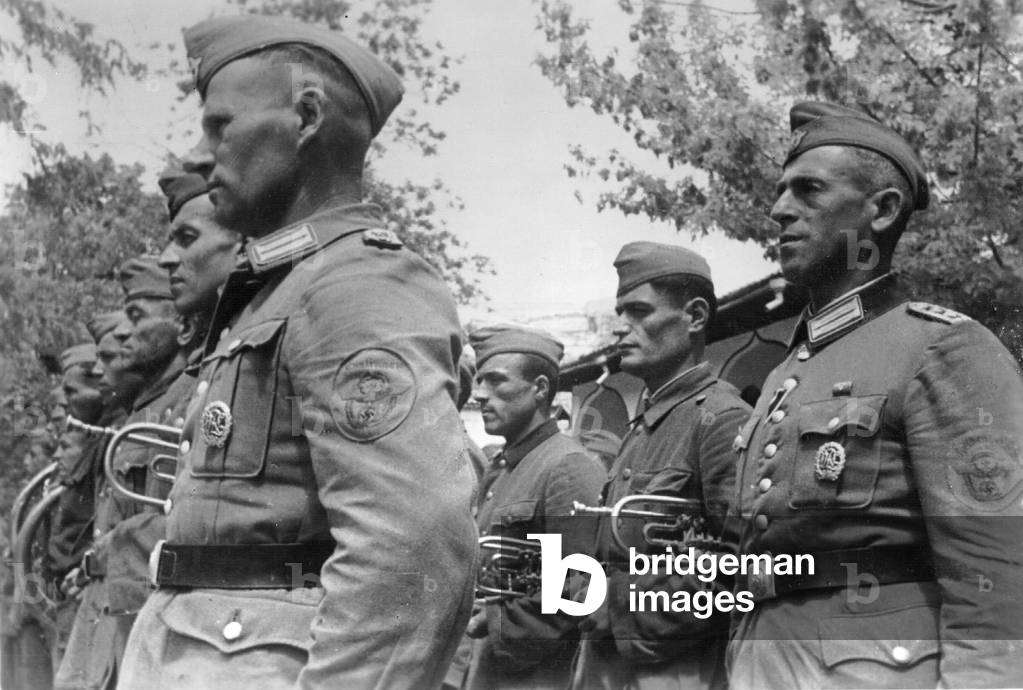 Tatar volunteers of the Weapon-SS on the Eastern Front, 1943 (b/w photo)