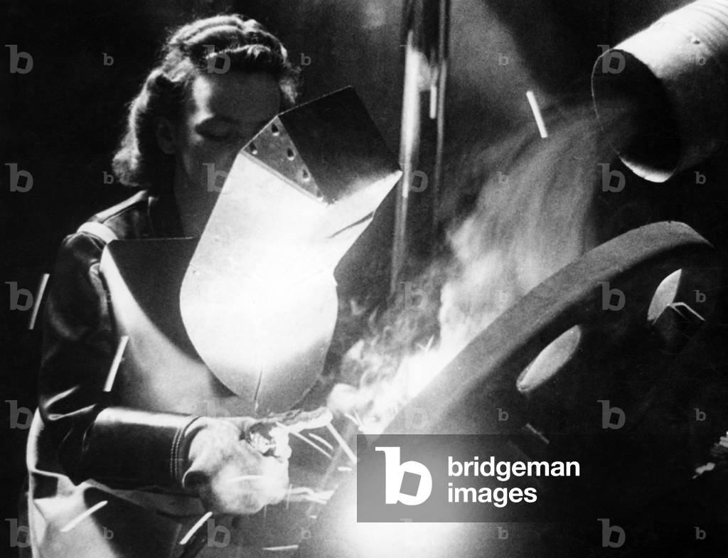 Women in the armaments industry, tank factory, 1940 (b/w photo)