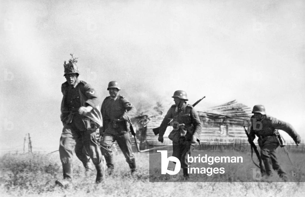 German military trailblazers are attacking at the Eastern Front, 1941 (b/w photo)