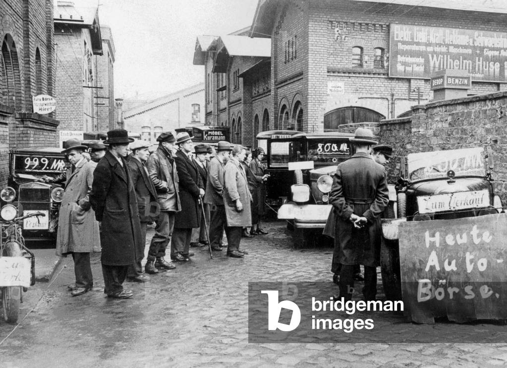 Car market in Berlin, 1931 (b/w photo)