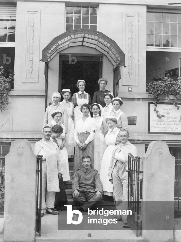 Viktoria of Schaumburg-Lippe with wounded soldiers in front of a military hospital in Bonn, 1914 (b/w photo)