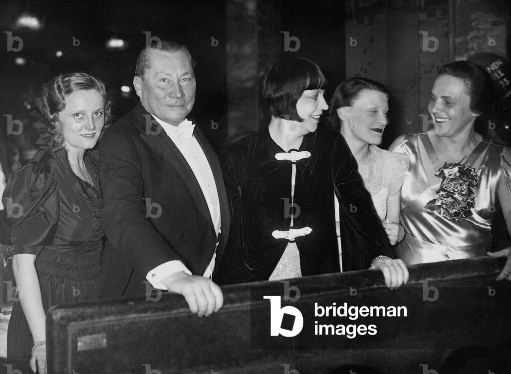 Mrs. Wegener, Paul Wegener, Asta Nielsen, Inge List and Leopoldine Konstantin, 1935 (b/w photo)