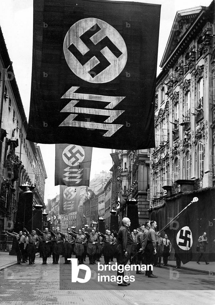 Honoring the dead National Socialists on 9 November 1938 (b/w photo)