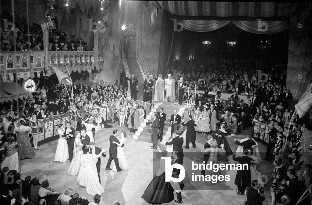 Film ball during Carnival at the Deutsches Theater in Munich, 1953 (b/w photo)