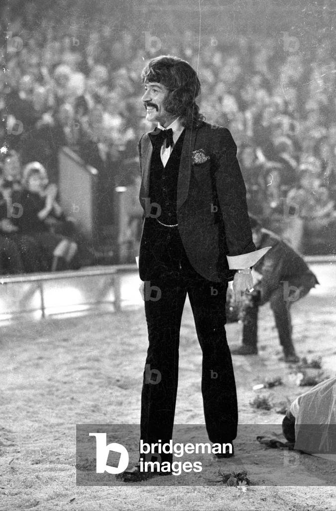 Peter Wyngarde in the show Stars in der Manege, 1971 (b/w photo)