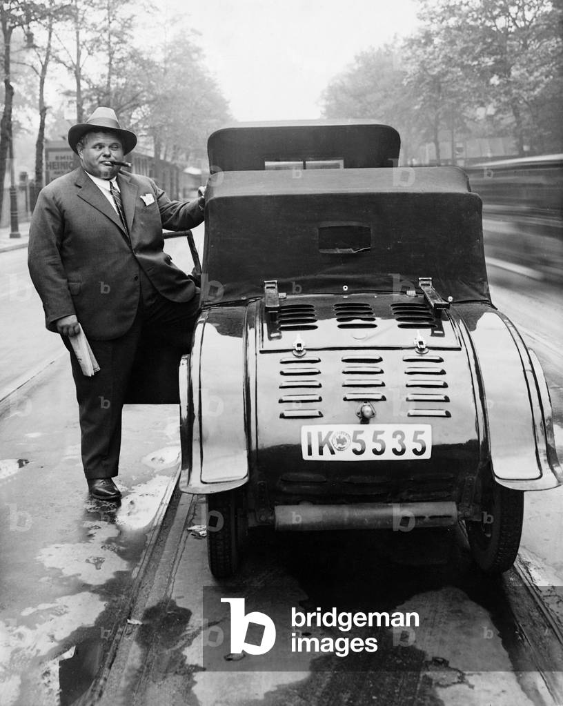 Karl Huszar next to a Hanomag, 1928 (b/w photo)