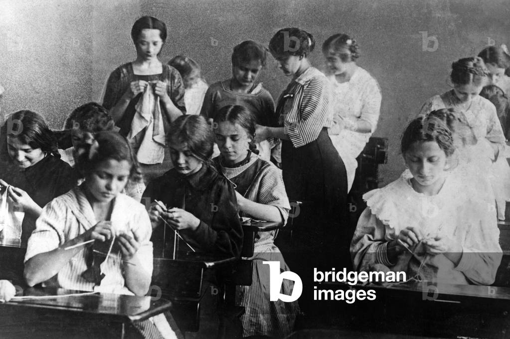 Hosiery knitting in Berlin girls' schools, 1914 (b/w photo)
