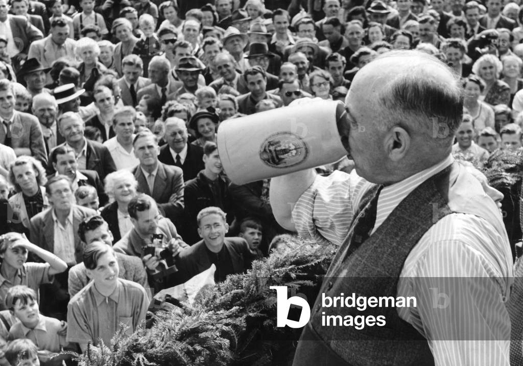 Mayor Thomas Wimmer at the Oktoberfest, 1957 (b/w photo)
