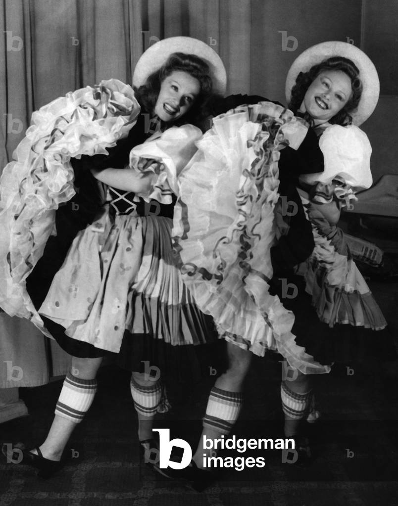Hedi and Margot Hoepfner in the premiere of 'Wir bitten zum Tanz' in the German Opera House in Berlin, 1943 (b/w photo)