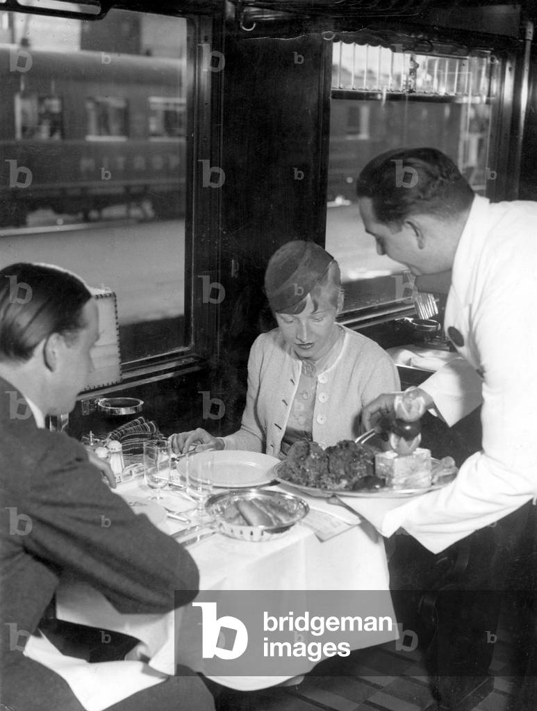 Dining car of the German Reich railway, 1935 (b/w photo)