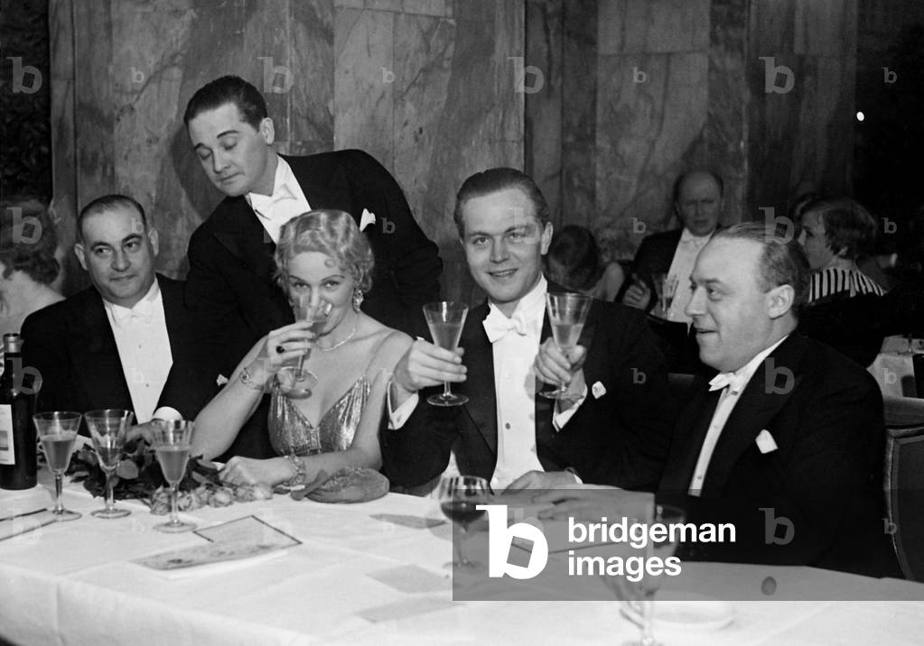 Alfred Rotter, Max Hansen, Gitta Alpar, Gustav Froehlich and Paul Morgan at the Press Ball, 1932 (b/w photo)