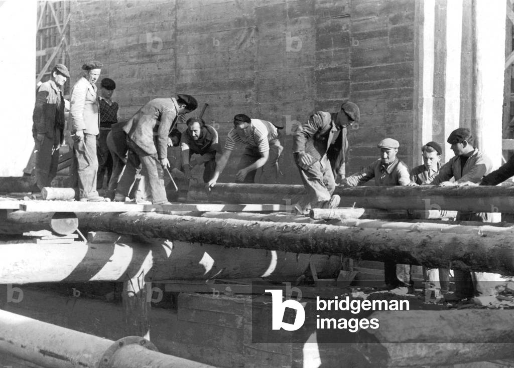 Forced laborers at the construction of the 'Atlantikwalls', 1943 (b/w photo)