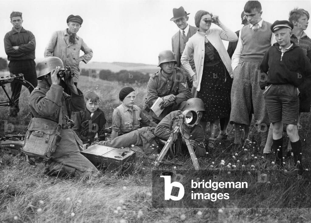 Signal unit of the Reichswehr during a maneuver, 1930 (b/w photo)
