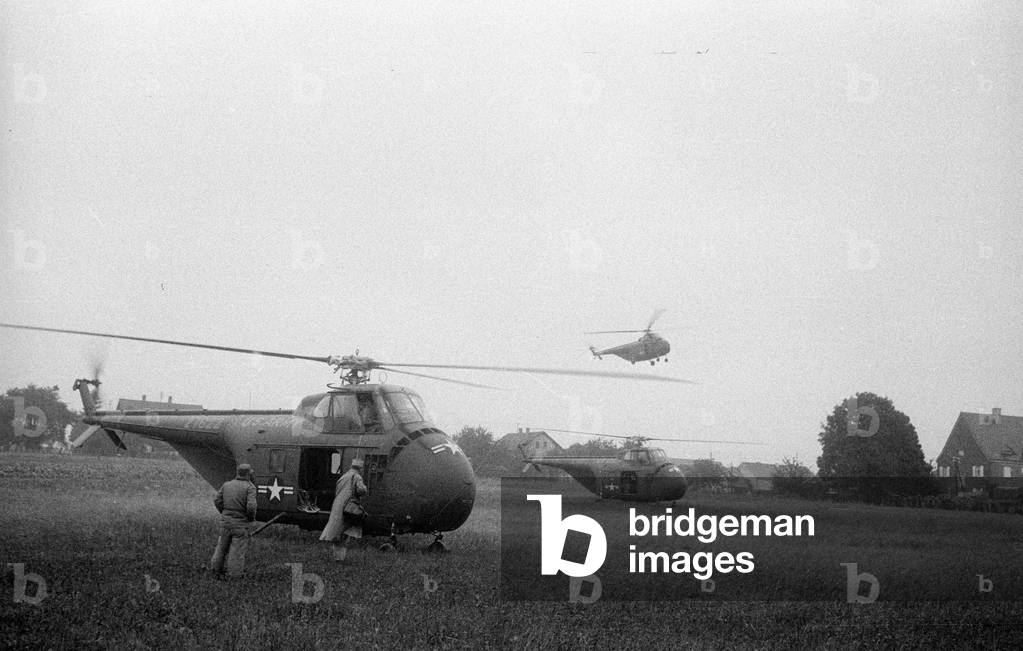 Helicopter of the US military in action near Passau, 1954 (b/w photo)