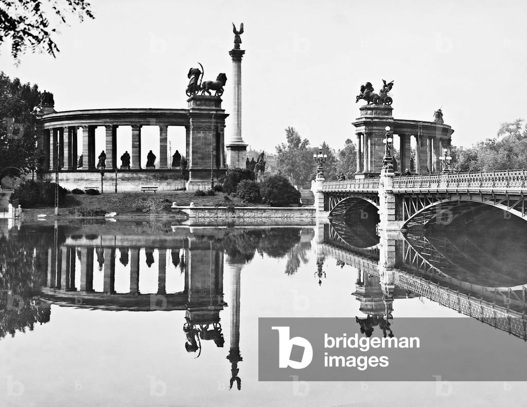 Monument for the 1000-year founding of the state of Hungary, 1930 (b/w photo)
