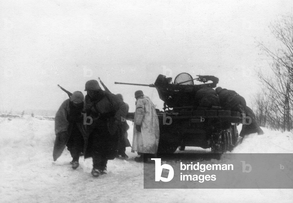 German Flak on the Eastern front, 1943 (b/w photo)