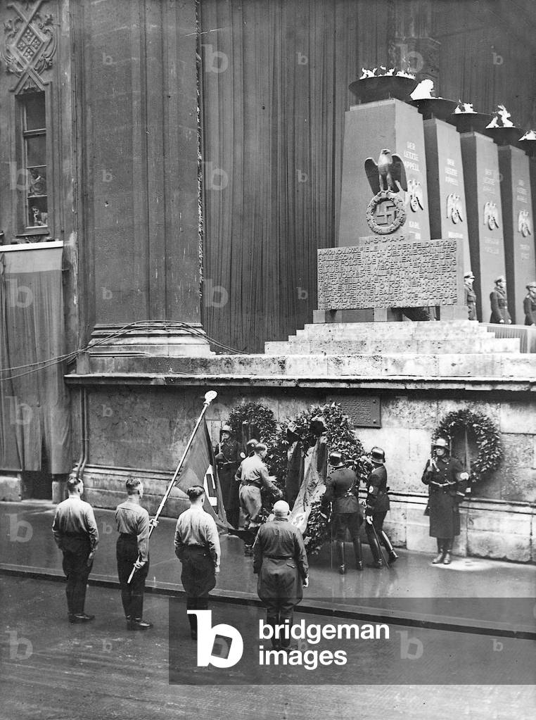 Hitler honors the dead of the Hitler Putsch at the Feldherrnhalle (b/w photo)