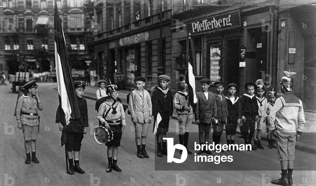 Children play soldier in Berlin, 1916 (b/w photo)