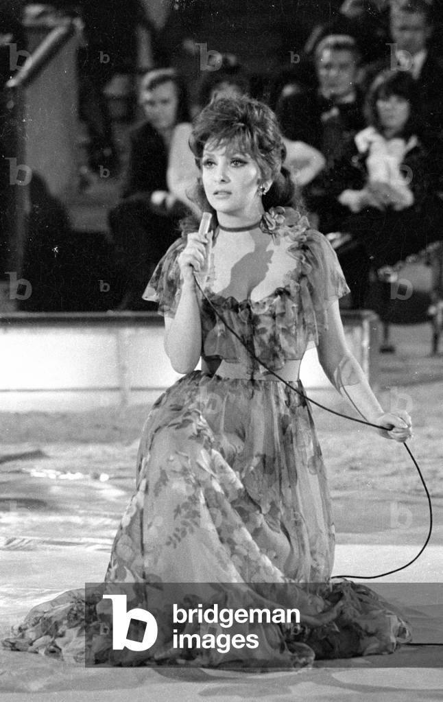Gina Lollobrigida in the show 