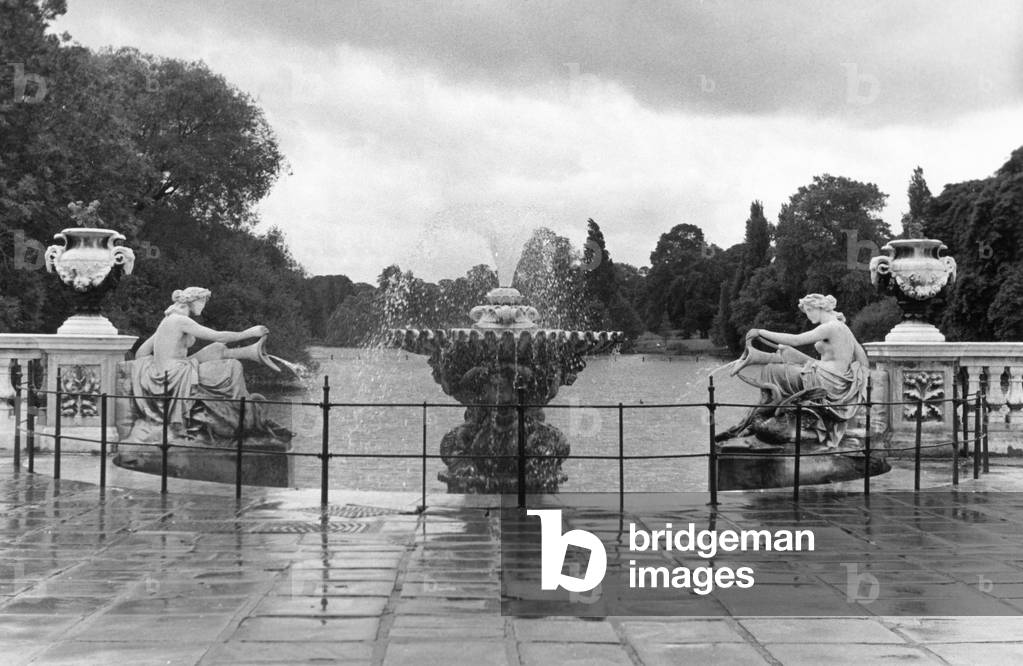 Fountain, Kensington Gardens, London, 1967 (b/w photo)