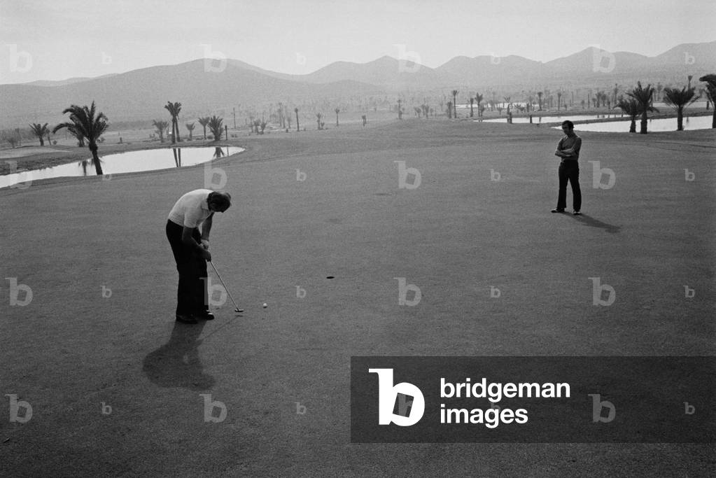 Sean Connery playing golf (b/w photo)