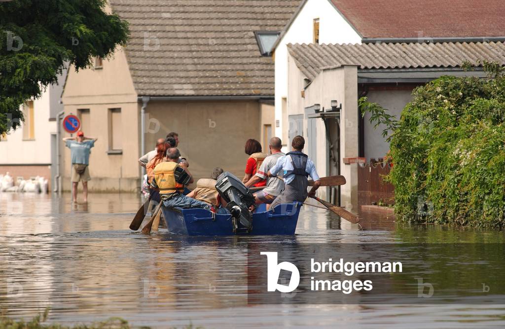 Employees of the THW take a boat to residents of the villages of Gübs (photo)