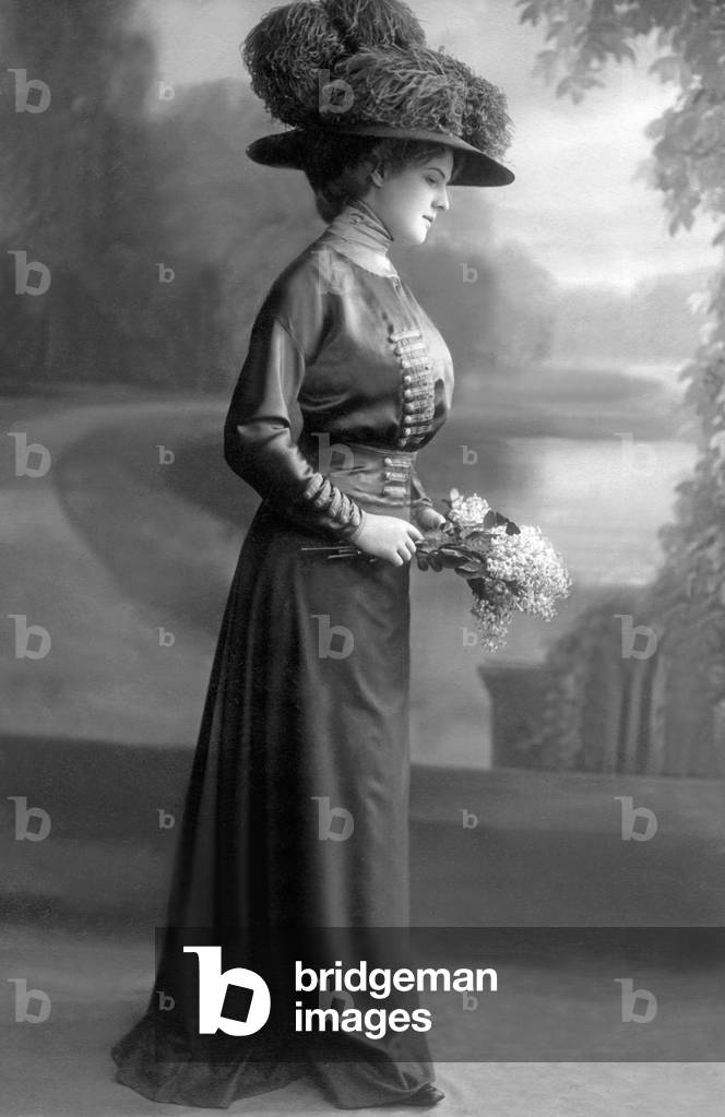 Women's fashion, 1910 (b/w photo)