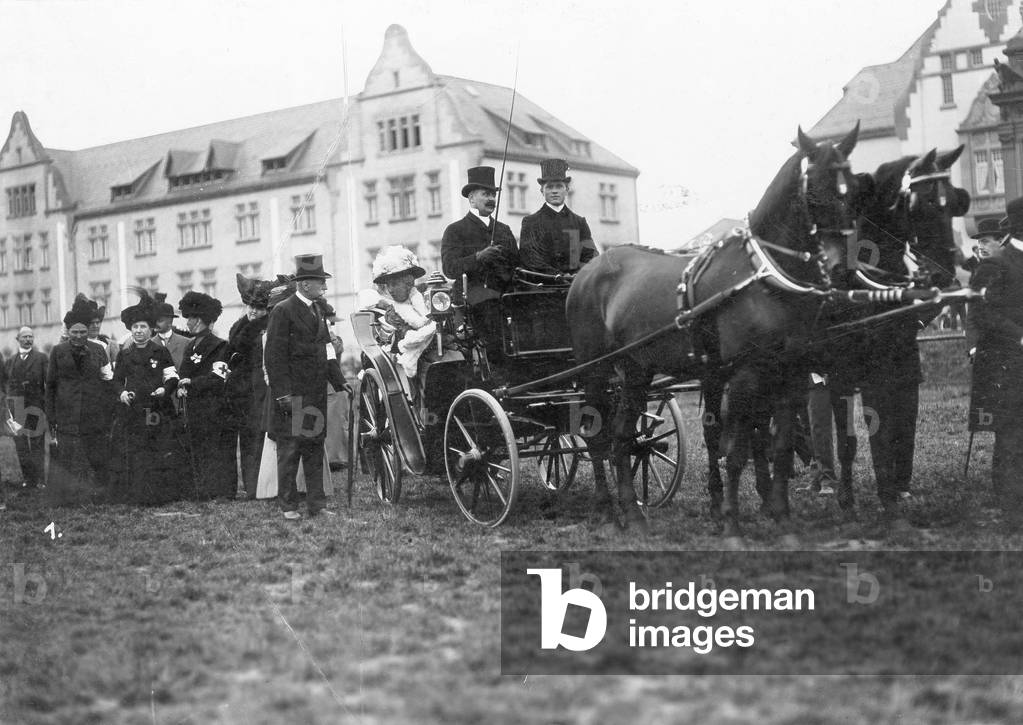 Training of the German Red Cross, 1912 (b/w photo)