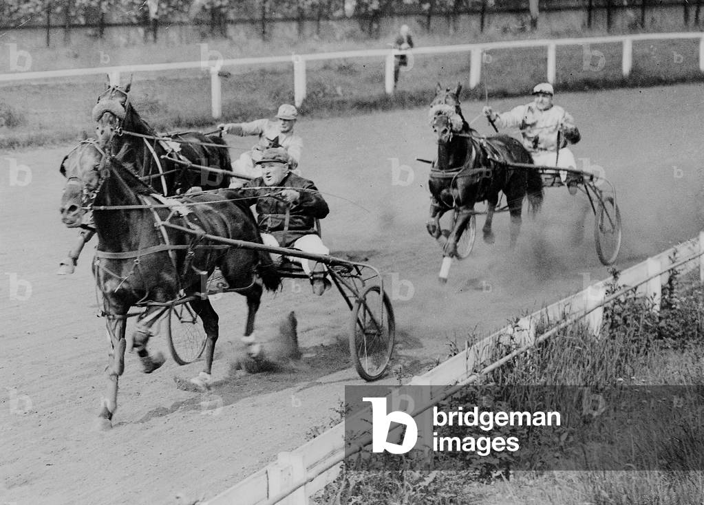 Equestrian sport: trotting race in Greenford, 1932. (b/w photo)
