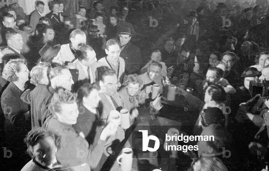 Salvator serving on the Nockherberg in Munich, 1953 (b/w photo)